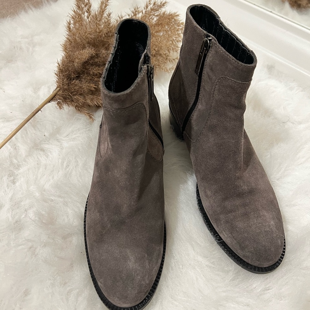 Aquatalia Oribella grey suede Leather Sole perfect for spring!